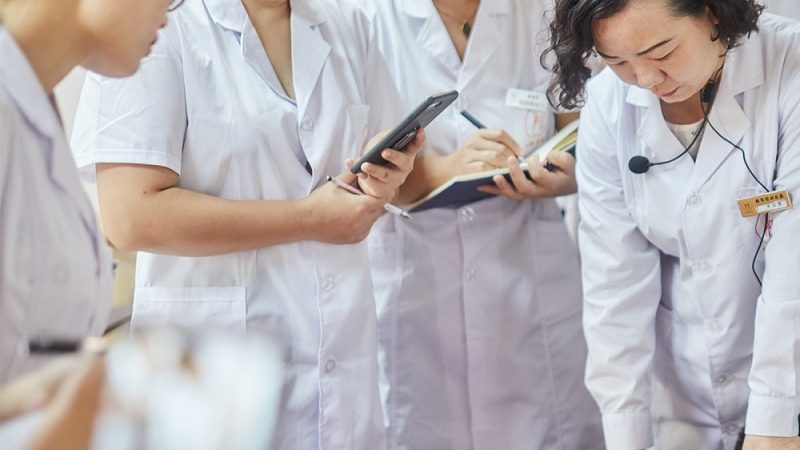 中医理疗按摩手法：传统技艺与现代精油的交融